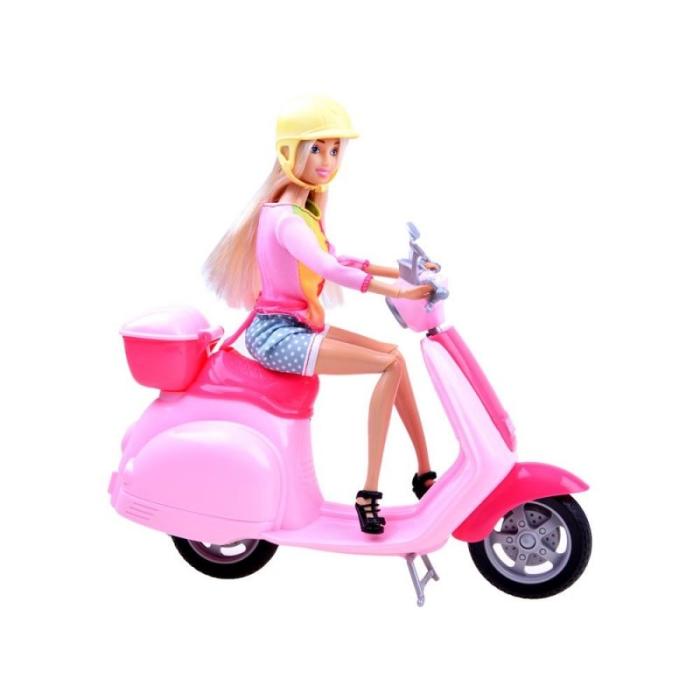 Alisha'nın Yaz Tatili Scooter Keyfi