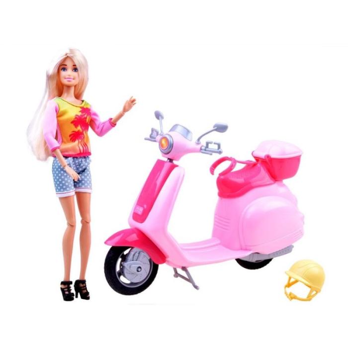Alisha'nın Yaz Tatili Scooter Keyfi