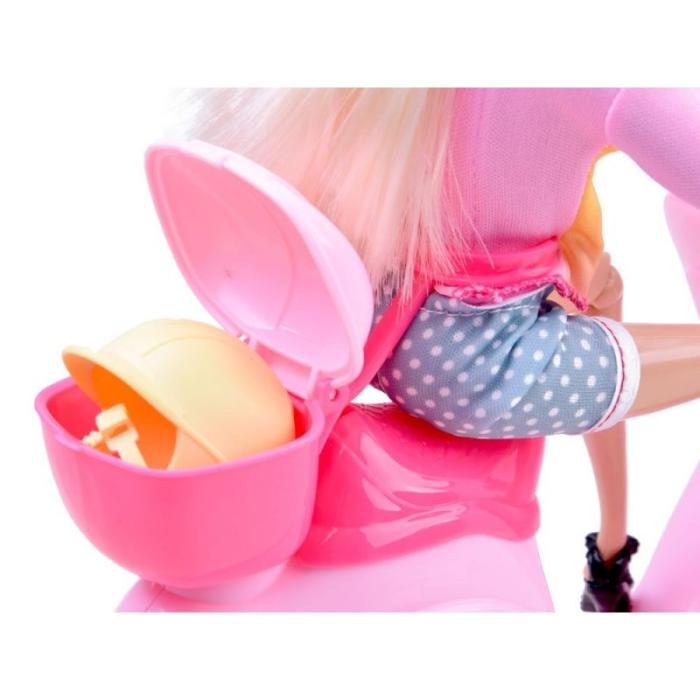 Alisha'nın Yaz Tatili Scooter Keyfi
